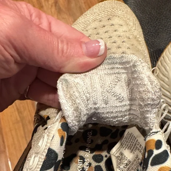 NIKE FLYKNIT SZ 7 White Knit Sneakers with Leopard Print Lining - Picture 5 of 7